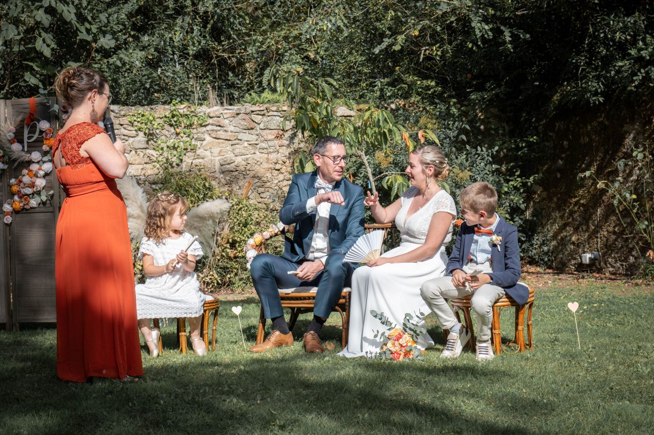 un couple durant la cérémonie laîque de leur mariage en ile-de-france